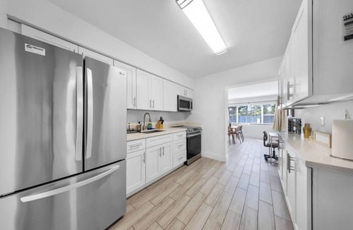 North Andrews Gardens House | Spacious Beach Vacation Getaway w/Backyard BBQ - 10mins to Beach/FLL Airport