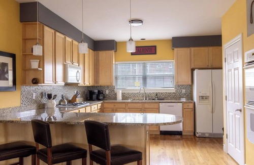 The Gate House | Spacious Beautiful 3BR ☆ Hot Tub ☆ Near Downtown