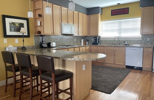 The Gate House | Spacious Beautiful 3BR ☆ Hot Tub ☆ Near Downtown