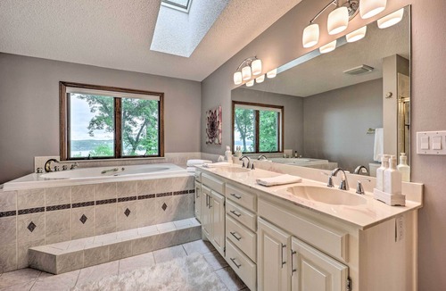 Lost Bridge Village House | Spacious Beaver Lake Home w/ Stunning Views!