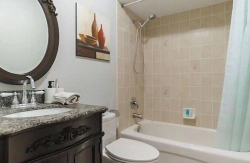 Humber Bay House | Spacious bed and Bath Near the Lake