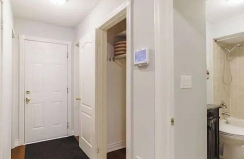 Humber Bay House | Spacious bed and Bath Near the Lake