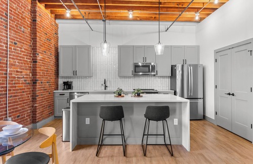 Downtown St. Louis Apartment | Spacious Bedroom Loft Walk to Arch + Convention Center + Gated Parking