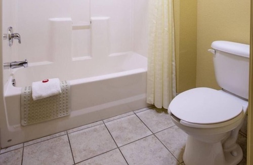 Valley View Hotel | Spacious Bedroom w/Private Bathroom Close to Local Attractions in Valley View