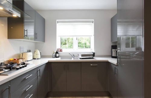 West End House | Spacious Bedroom with En-Suite | Contractor Friendly