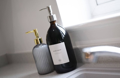 West End House | Spacious Bedroom with En-Suite | Contractor Friendly