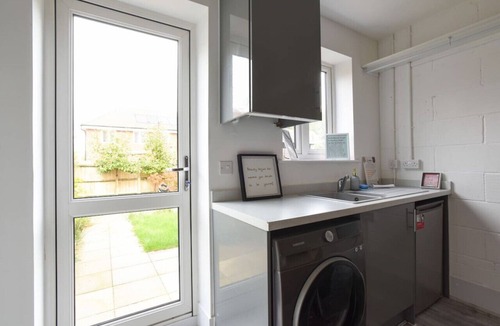 West End House | Spacious Bedroom with En-Suite | Contractor Friendly