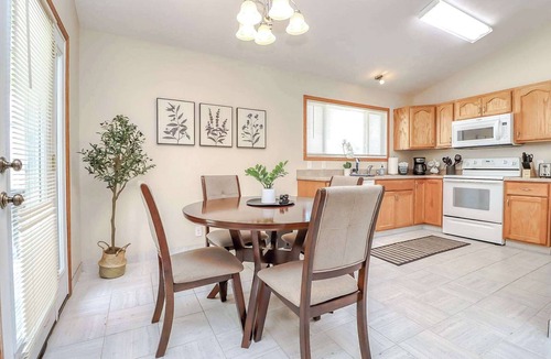Lincoln Condo | Spacious Bedrooms 4bd 2b 9 guests BBQ Grill