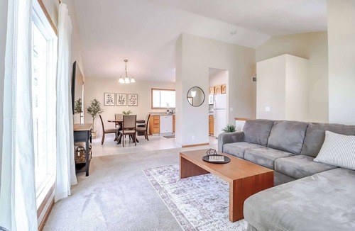 Lincoln Condo | Spacious Bedrooms 4bd 2b 9 guests BBQ Grill