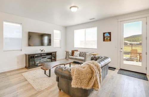 Bellemont House | Spacious Bellemont Cabin w/Jacuzzi + Mtn View!