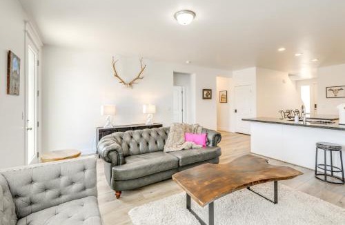 Bellemont House | Spacious Bellemont Cabin w/Jacuzzi + Mtn View!