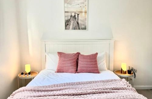 Belmont House | Spacious Belmont Granny Flat Easy Access to CBD & Bayside