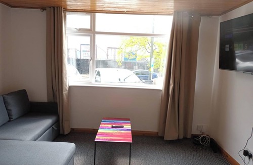 Stonnall House | Spacious Birmingham House - 7 Guests -Free Parking