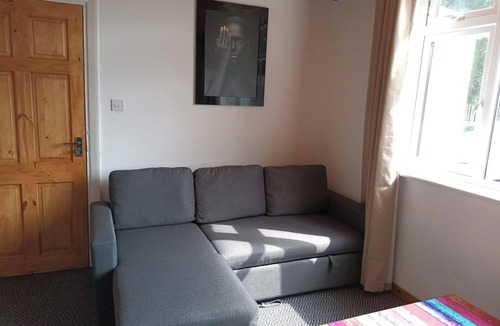 Stonnall House | Spacious Birmingham House - 7 Guests -Free Parking