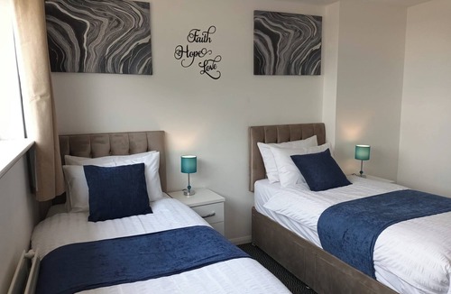 Stonnall House | Spacious Birmingham House - 7 Guests -Free Parking