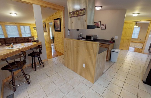 Nelsonville Cabin | Spacious Bobcat Cabin, 30 mins from Hocking Hills