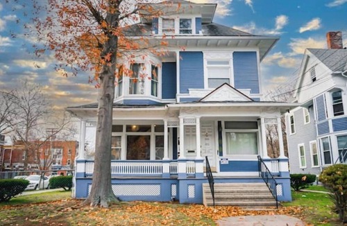 Dwight Apartment | Spacious Bohemian Nook