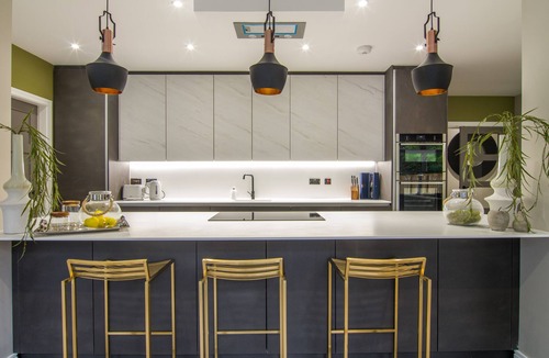 Duddingston Villa | Spacious, Boujee Villa with Garden and Hot Tub