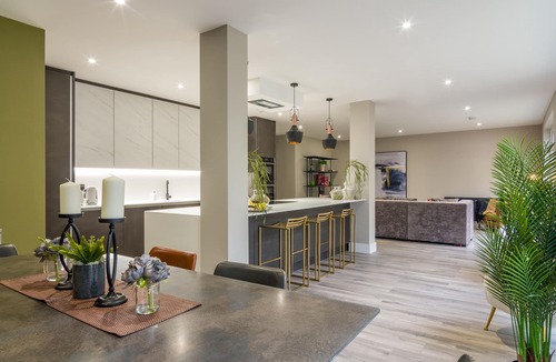 Duddingston Villa | Spacious, Boujee Villa with Garden and Hot Tub