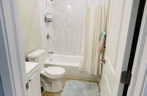 South Austin Apartment | Spacious brand new condo - 15 mins from downtown Chicago! Sleeps 4