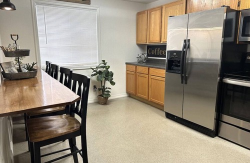 Lynden House | Spacious! Breakfast, Comfy, Location!