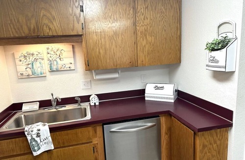 Lynden House | Spacious! Breakfast, Comfy, Location!