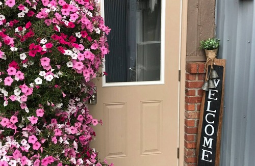 Lynden House | Spacious! Breakfast, Comfy, Location!