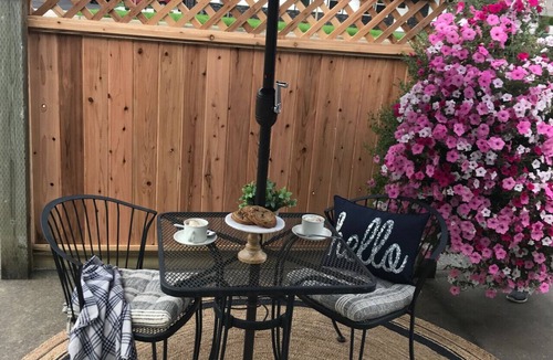 Lynden House | Spacious! Breakfast, Comfy, Location!