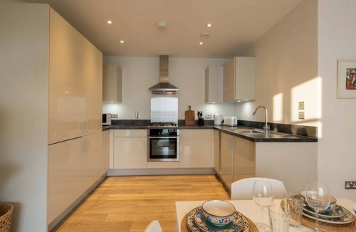 Crawley City Centre Apartment | Spacious & Bright 1 Bed Apartment in Crawley