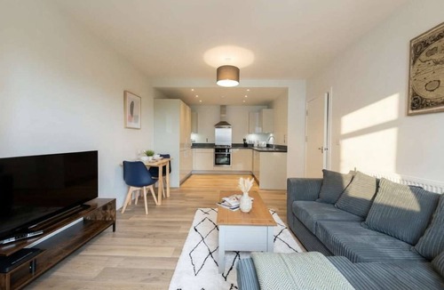 Crawley City Centre Apartment | Spacious & Bright 1 Bed Apartment in Crawley