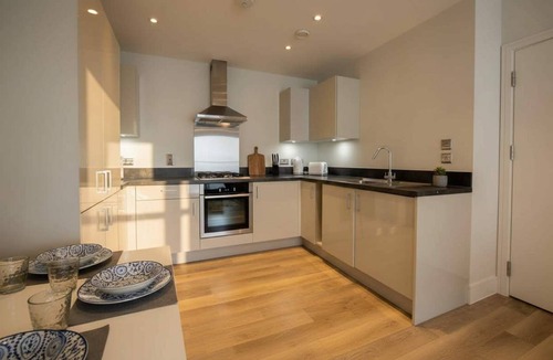 Crawley City Centre Apartment | Spacious & Bright 1 Bed Apartment in Crawley