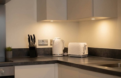 Crawley City Centre Apartment | Spacious & Bright 1 Bed Apartment in Crawley