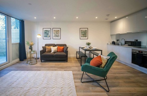 Gravesend Apartment | Spacious & Bright 1 Bedroom Apartment in Gravesend