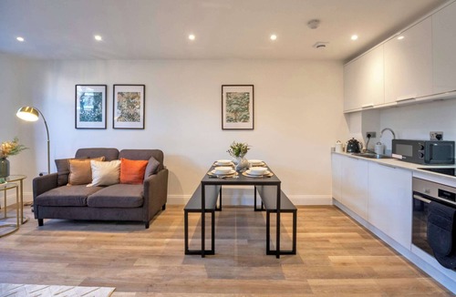 Gravesend Apartment | Spacious & Bright 1 Bedroom Apartment in Gravesend