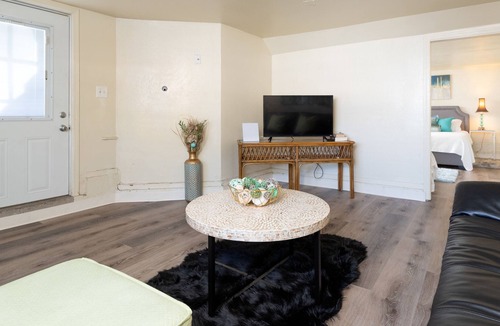 Downtown Oakland Apartment | SPACIOUS & BRIGHT 1 BR APARTMENT