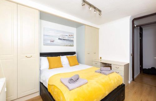 Newborough House | Spacious & Bright 3 Bedroom House in Peterborough