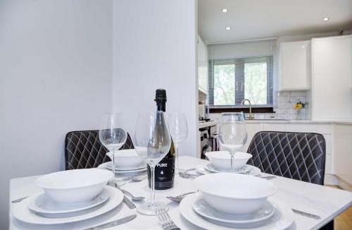 Newborough House | Spacious & Bright 3 Bedroom House in Peterborough