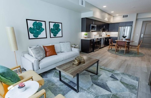 Burlingame Condo | Spacious & Bright 3BR Condo in Bayswater