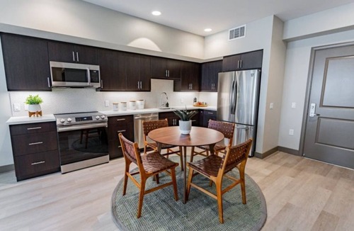 Burlingame Condo | Spacious & Bright 3BR Condo in Bayswater