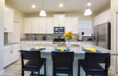 Loughman House | Spacious & Bright 5 Bedroom Home! Family Resort with a Ton of Amenities! Close to Clubhouse, Free Wifi!