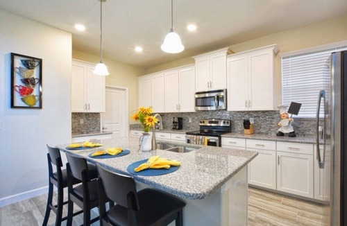 Loughman House | Spacious & Bright 5 Bedroom Home! Family Resort with a Ton of Amenities! Close to Clubhouse, Free Wifi!