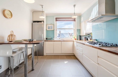 Kilburn Apartment | Spacious & Bright Balcony Apartment in Hampstead
