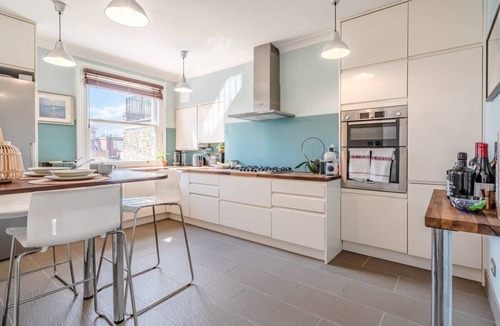 Kilburn Apartment | Spacious & Bright Balcony Apartment in Hampstead