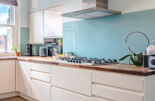 Kilburn Apartment | Spacious & Bright Balcony Apartment in Hampstead