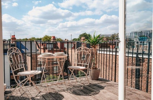 Kilburn Apartment | Spacious & Bright Balcony Apartment in Hampstead