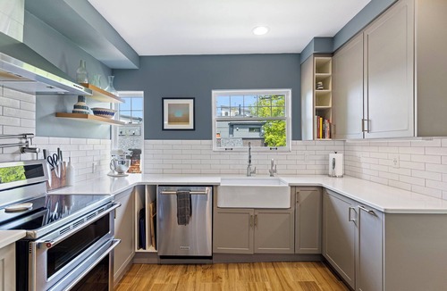 Eastlake Condo | Spacious, Bright Eastlake Stay +Parking, WFH Ready