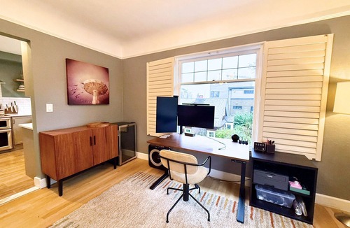 Eastlake Condo | Spacious, Bright Eastlake Stay +Parking, WFH Ready