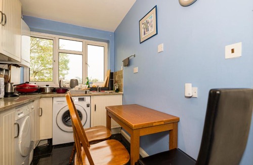 High Barnet Apartment | Spacious Bright Forest View Apartment