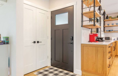 Matthews Beach House | Spacious & Bright ~ Water View