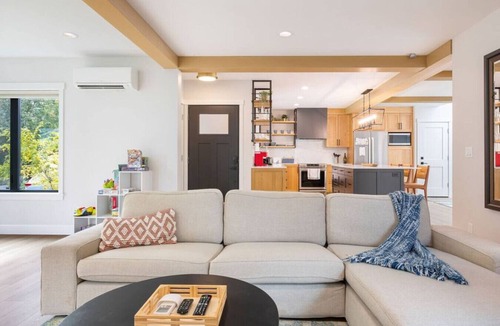 Matthews Beach House | Spacious & Bright ~ Water View